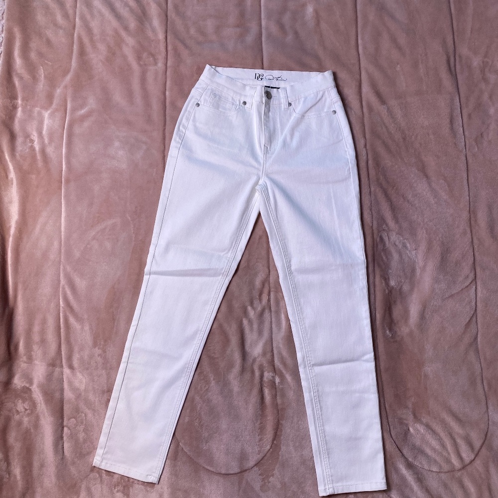White denim straight jeans; new; DG2